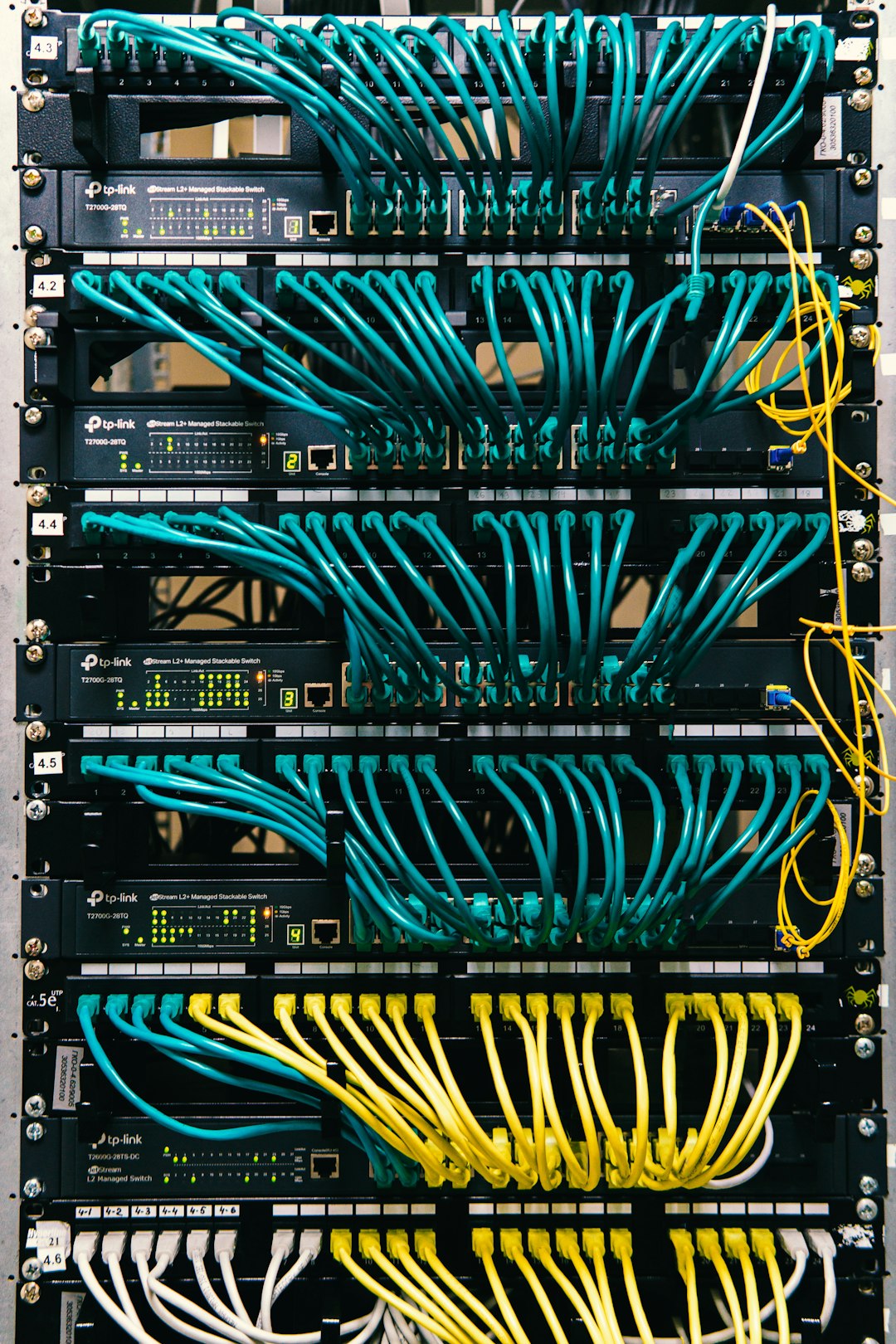 portfolio-02 a-rack-of-servers-with-wires-and-wires-attached-to-them-c-lsqecd9oi